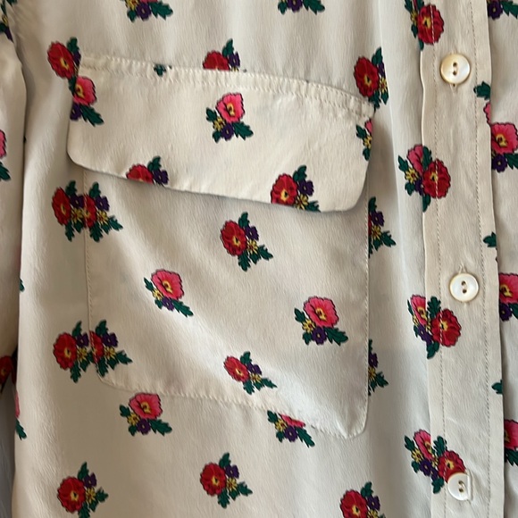 Equipment 100% silk blouse with floral print and front pockets. Size S. EUC - Picture 3 of 7